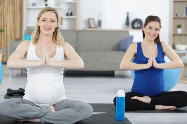 Gravid Kvinna Yogaklass — Stockfoto