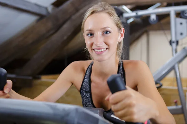 Una Donna Bicicletta Palestra — Foto Stock