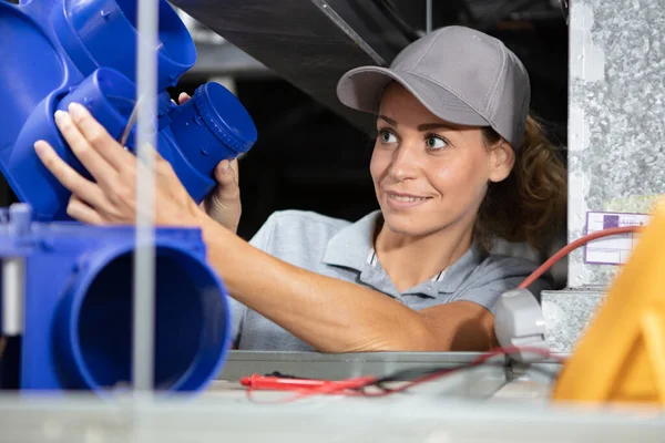 Kvinnlig Elektriker Fastställande Tak Ledningar — Stockfoto