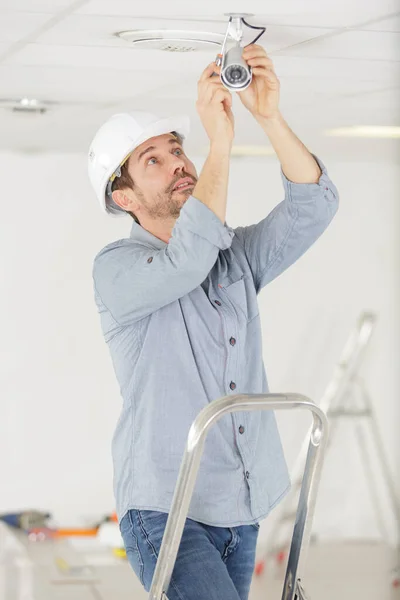 Primer Plano Del Técnico Masculino Que Fija Cámara Del Cctv —  Fotos de Stock