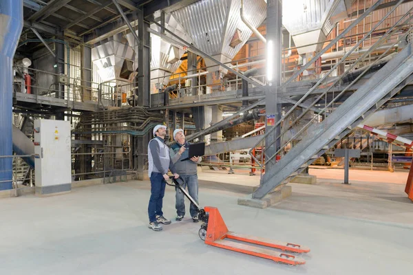 Dois Engenheiros Trabalhando Uma Fábrica — Fotografia de Stock