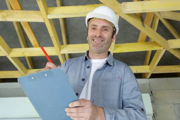 Glücklicher Mann Bauarbeiter Lächelt Während Gehalten Wird — Stockfoto