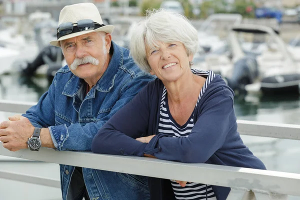 Senior Par Promenader Nära Havet — Stockfoto