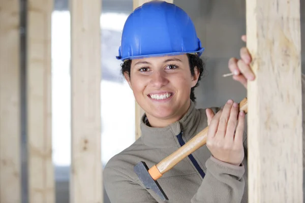 Retrato Uma Carpinteiro Feminino Adulto — Fotografia de Stock