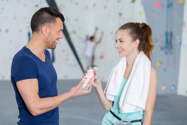 Jóvenes Deportistas Atractivos Están Hablando Sonriendo —  Fotos de Stock