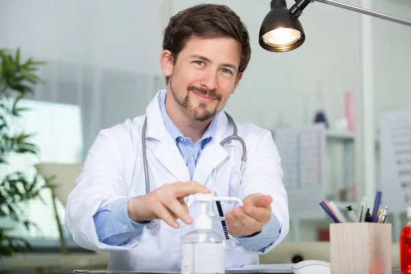 Médico Usando Dispensador Desinfetante — Fotografia de Stock