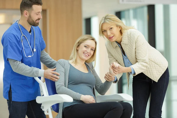 Arzt Schubst Schwangere Frau Und Mutter Rollstuhl — Stockfoto