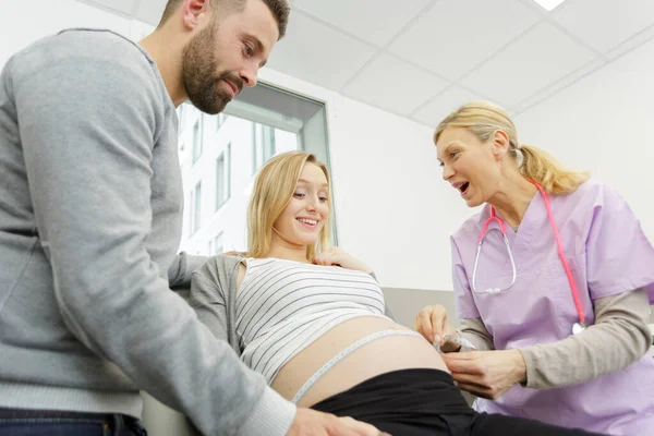 Een Zwangere Vrouw Die Buik Meet — Stockfoto