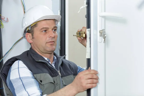 Hombre Cambiando Una Cerradura Puerta Entrada —  Fotos de Stock