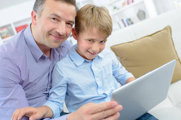 Ein Mann Und Sein Sohn Mit Tablet — Stockfoto