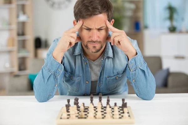 Hombre Concentrándose Próximo Movimiento Ajedrez —  Fotos de Stock