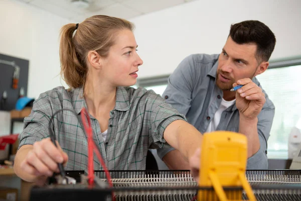 Vista Lateral Del Ingeniero Femenino Hombre Con Voltaje — Foto de Stock