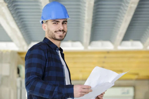 Porträt Des Bauherrn Vor Ort Mit Plänen — Stockfoto