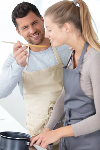 Hermosa Pareja Joven Cocina Cocina Casa — Foto de Stock