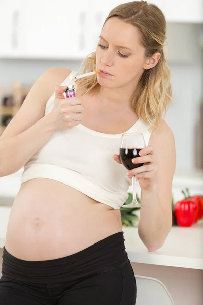 Mujer Embarazada Sostiene Cigarrillo — Foto de Stock