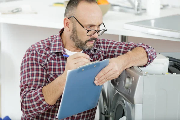 Reparador Con Portapapeles Junto Lavadora — Foto de Stock