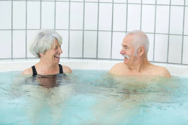 Feliz Casal Sênior Saudável Desfrutando Jacuzzi — Fotografia de Stock