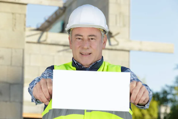 Construtor Envelhecido Segurando Grande Cartaz Com Área Publicidade — Fotografia de Stock