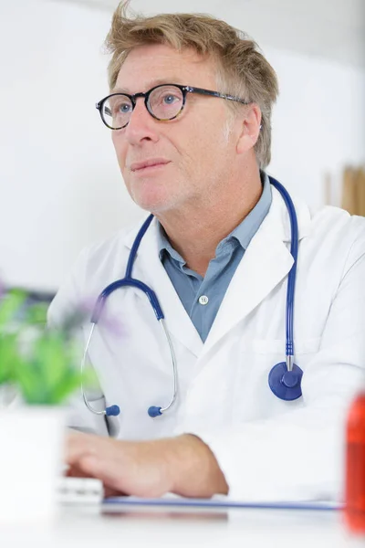 Médico Maduro Usando — Fotografia de Stock