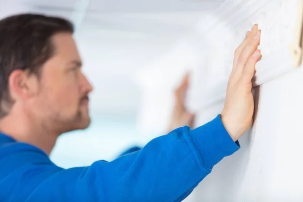 Byggare Man Mätvägg Med Flexibel Linjal — Stockfoto