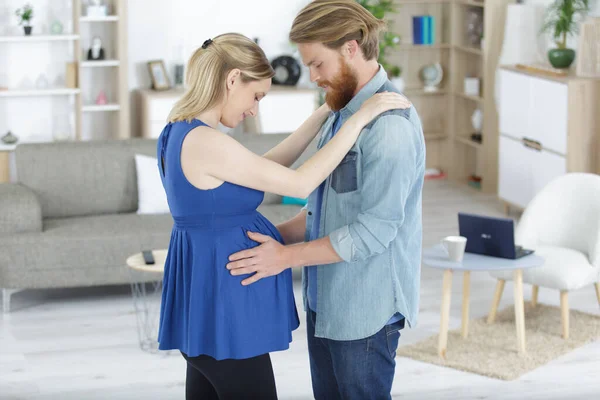 Homem Feliz Abraçando Sua Esposa Grávida — Fotografia de Stock