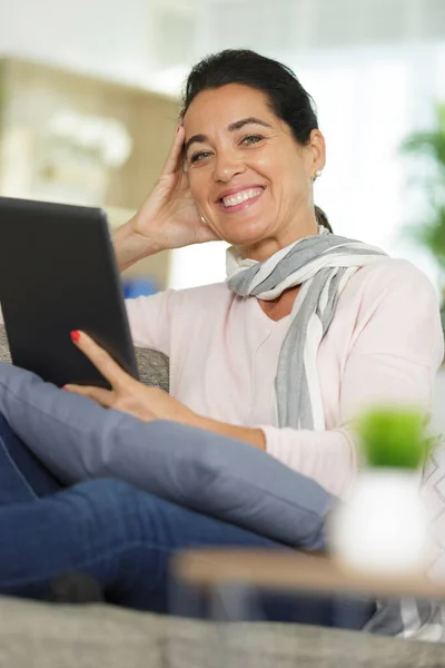 Schöne Frau Surft Internet Mit Digitalem Tablet Auf Dem Sofa — Stockfoto