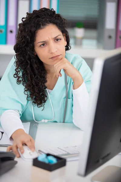 Jonge Professionele Vrouwelijke Arts Met Computer — Stockfoto