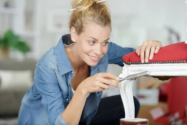 Eine Frau Die Einen Stuhl Fixiert — Stockfoto