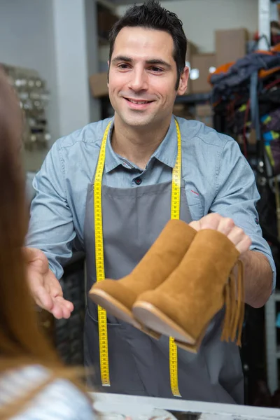 Giovane Calzolaio Officina Che Scarpe — Foto Stock