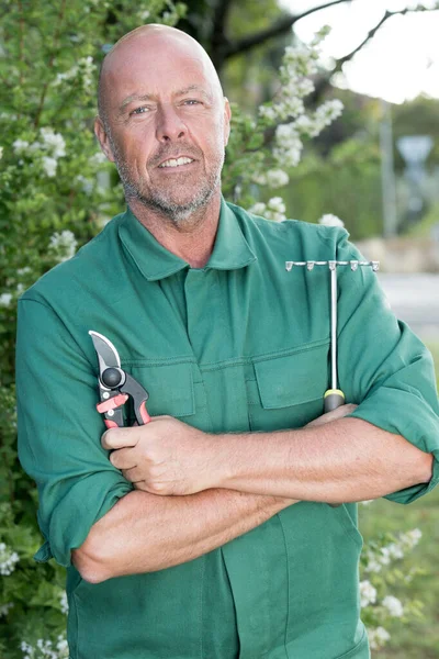 Gärtner Posiert Garten — Stockfoto