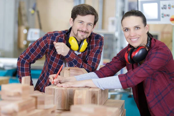 Falegname Formazione Apprendista Femminile Utilizzare Aereo — Foto Stock