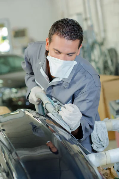 Male Worker Polishing Car — Stock Photo, Image