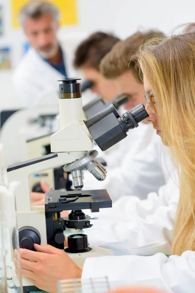 Fila Estudantes Olhando Para Microscópios — Fotografia de Stock