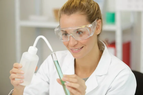 Femme Travaillant Avec Des Liquides Tuyau — Photo