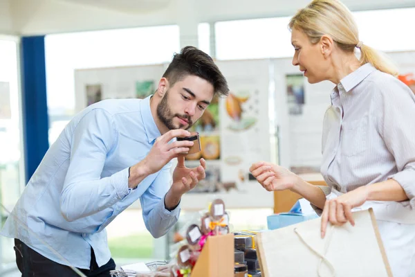 Hombre Mujer Que Trabajan Tienda Chocolate — Foto de Stock