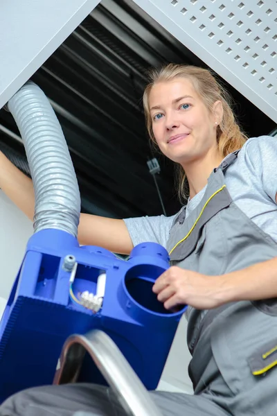 Kvinnlig Arbetstagare Montering Ventilationssystem Genom Takpanel — Stockfoto