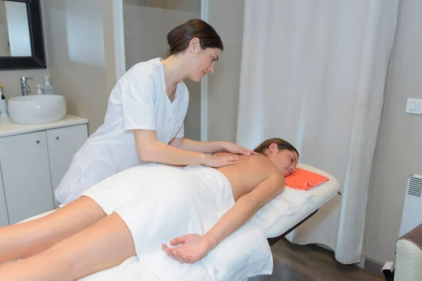 Een Vrouw Met Een Massage — Stockfoto