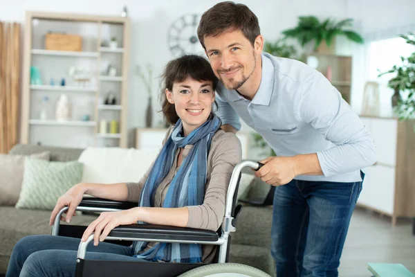 Vrouw Rolstoel Met Man Thuis — Stockfoto