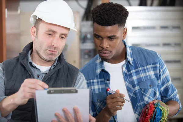 Portret Van Leerling Monteur Met Zijn Mentor Controleren Klembord — Stockfoto