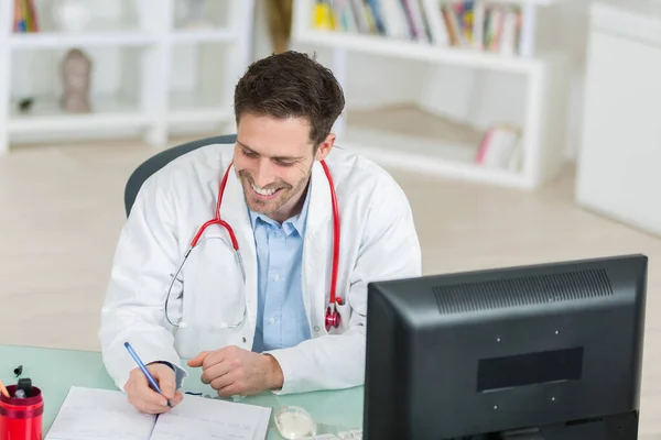 Grappige Dokter Glimlachend Zijn Kantoor — Stockfoto