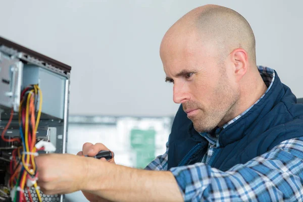 Portret Van Mens Vaststelling Computer — Stockfoto