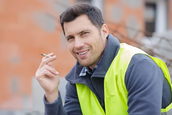Bauarbeiter Mit Zigarettenrauchpause — Stockfoto
