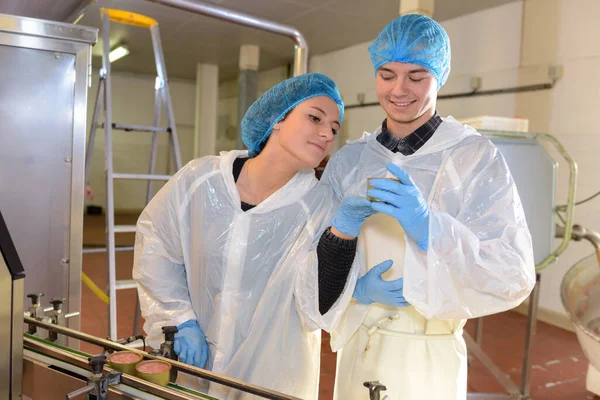 Vrouwelijke Mannelijke Werknemers Poseren Fabriek — Stockfoto