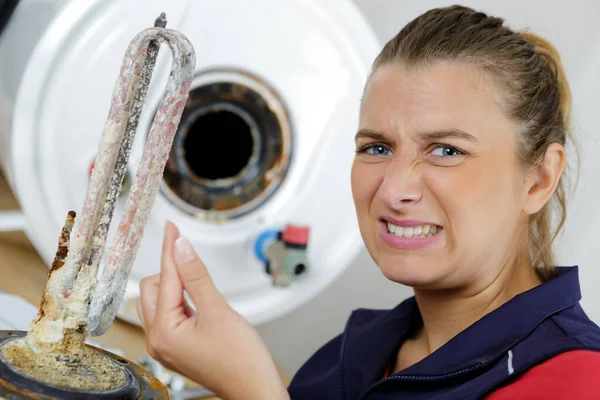 Vrouwelijke Loodgieter Omgaan Met Kalk Kwestie — Stockfoto