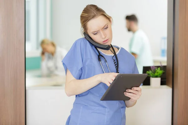 Operatore Emergenza Femminile Risponde Alle Chiamate — Foto Stock