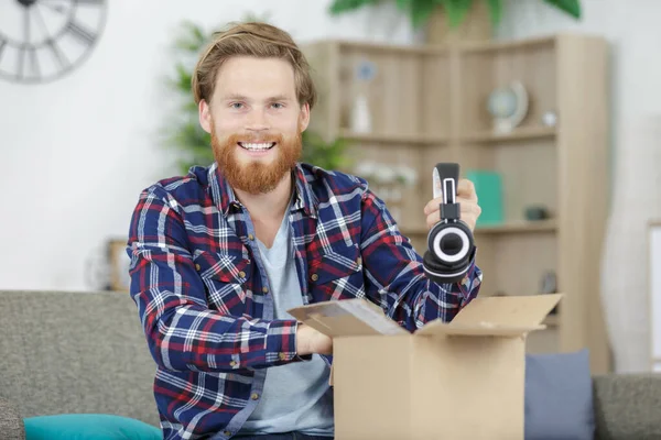 Een Man Unboxing Draadloze Hoofdtelefoon — Stockfoto