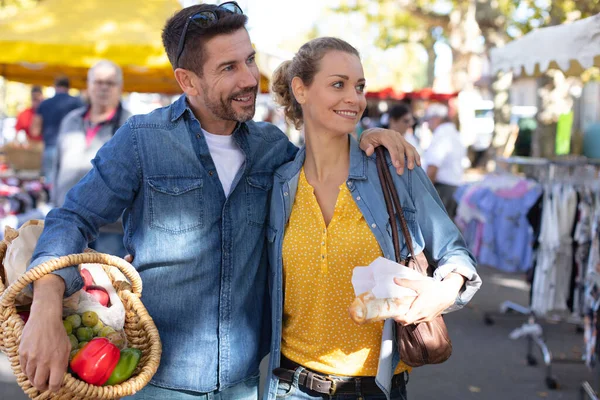 Paar Spaziert Einem Sonnigen Morgen Über Einen Markt — Stockfoto