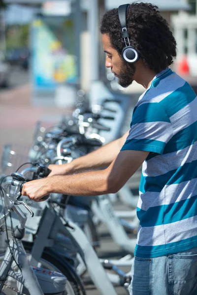 Hombre Está Alquilando Una Bicicleta Ciudad —  Fotos de Stock