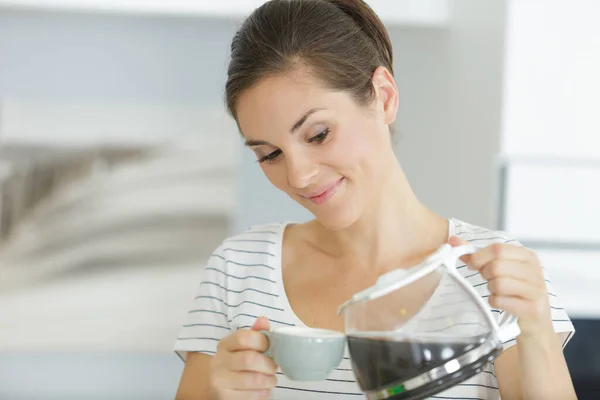 Donna Versando Caffè Nella Tazza Espreso — Foto Stock