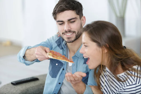 Positiv Liebender Junge Der Seine Freundin Mit Pizza Füttert — Stockfoto